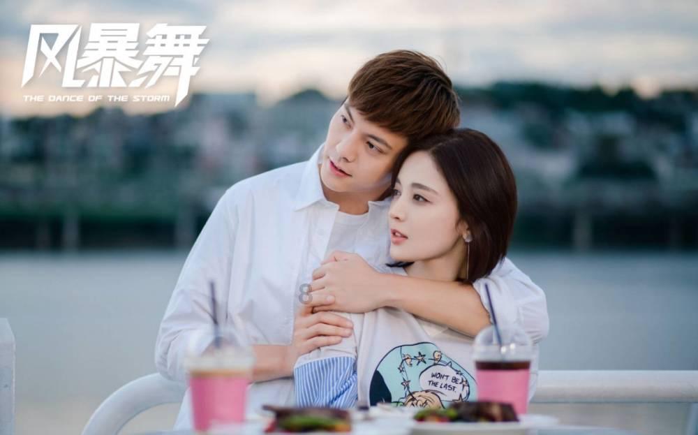 亮酒红鞋子配什么裤子好看